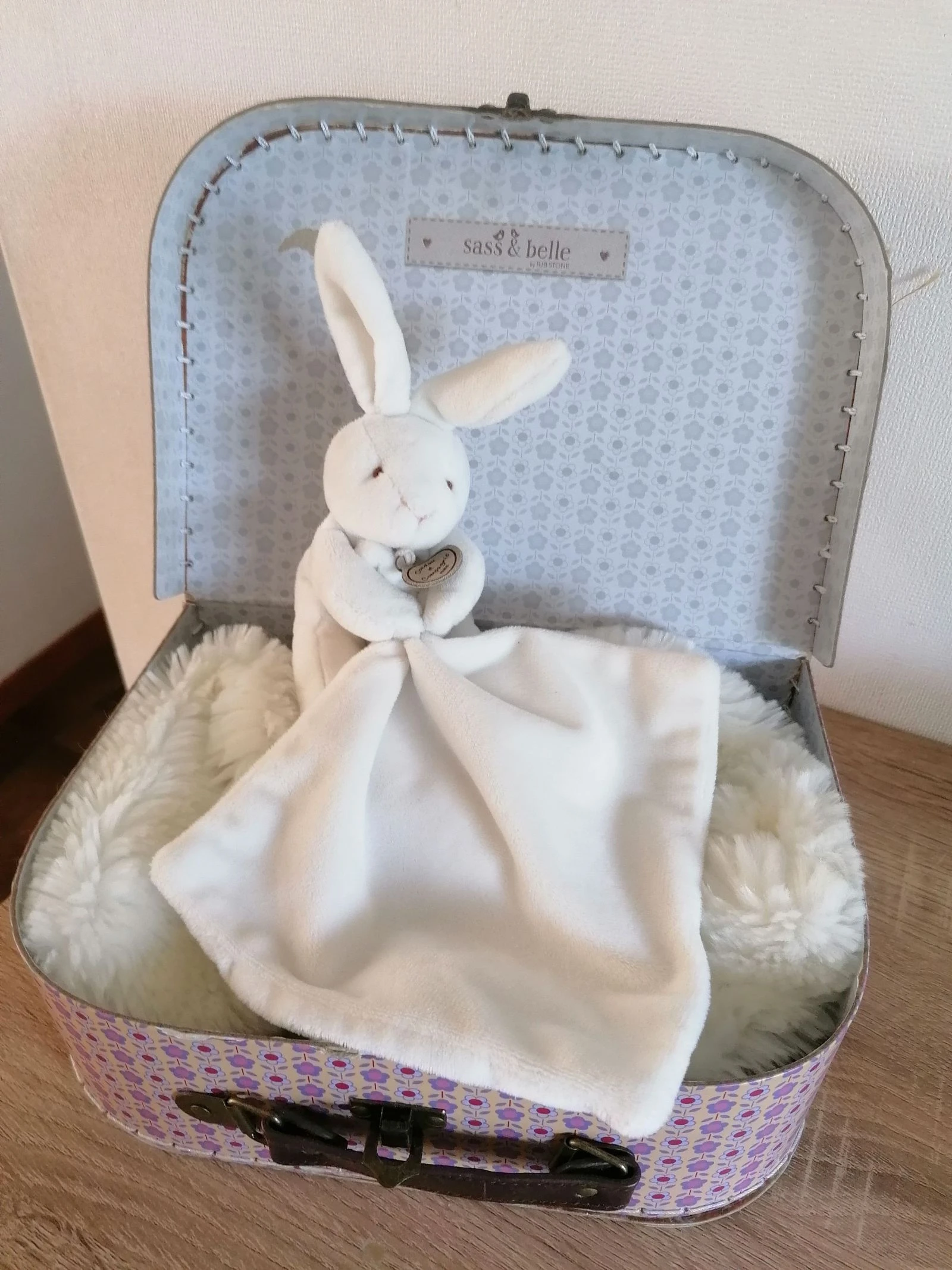 Doudou lapin tenant son mouchoir, blanc, doudou et compagnie 
